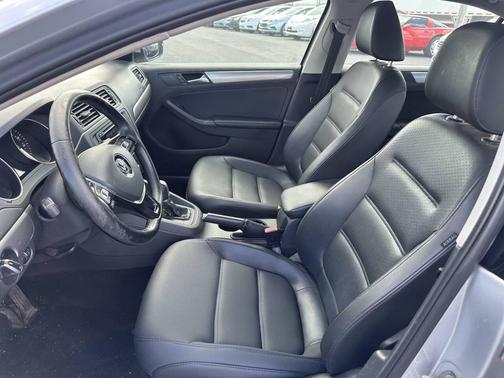 2015 Volkswagen Jetta Auto SE w/Connectivity/Navigation