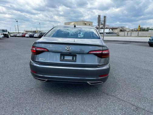 Platinum Gray Metallic 2019 Volkswagen Jetta 1.4T R-Line