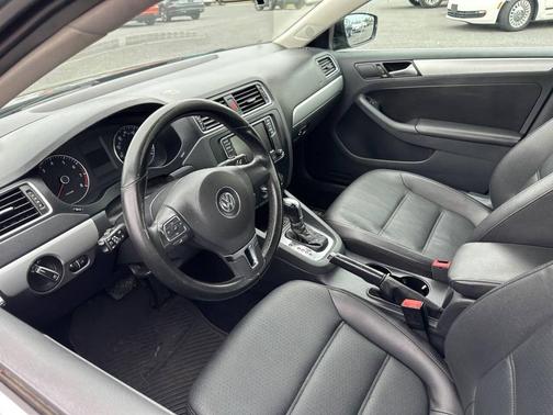 Black Uni 2014 Volkswagen Jetta Auto SE w/Connectivity