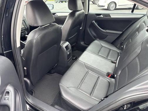 Black Uni 2014 Volkswagen Jetta Auto SE w/Connectivity
