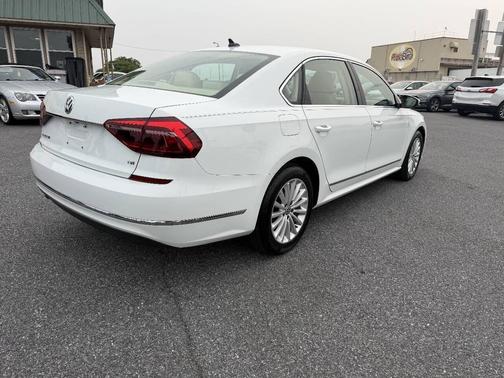 Pure White 2017 Volkswagen Passat 1.8T SE