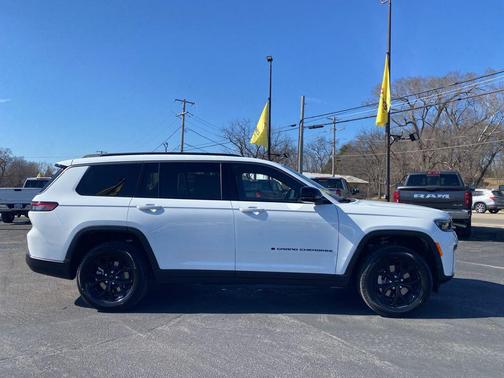Bright White Clearcoat 2026 Jeep Grand Cherokee L Altitude