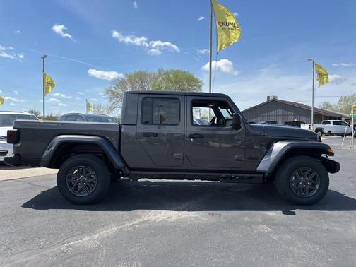 Granite Crystal Metallic Clearcoat 2026 Jeep Gladiator Sport S
