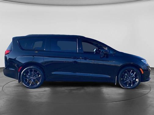 Diamond Black Crystal Pearlcoat 2026 Chrysler Pacifica L