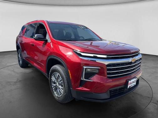 Radiant Red Tintcoat 2026 Chevrolet Traverse LT