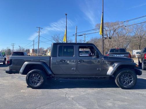 Granite Crystal Metallic Clearcoat 2026 Jeep Gladiator Sport S