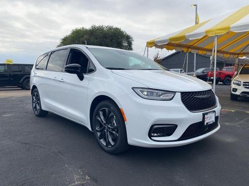 2026 Chrysler Pacifica L