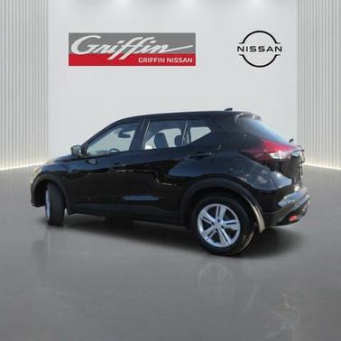 Super Black 2025 Nissan Kicks Play S