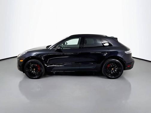 Jet Black Metallic 2022 Porsche Macan