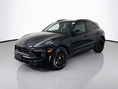 Jet Black Metallic 2022 Porsche Macan