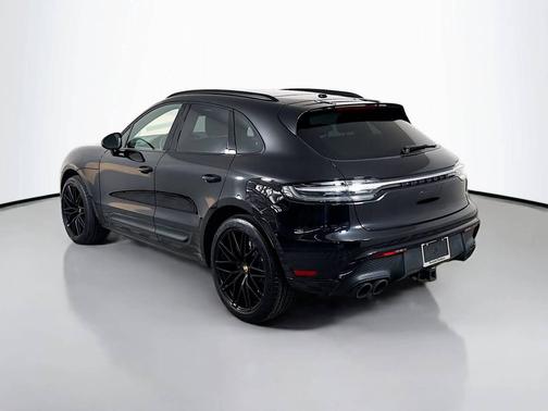 Jet Black Metallic 2022 Porsche Macan
