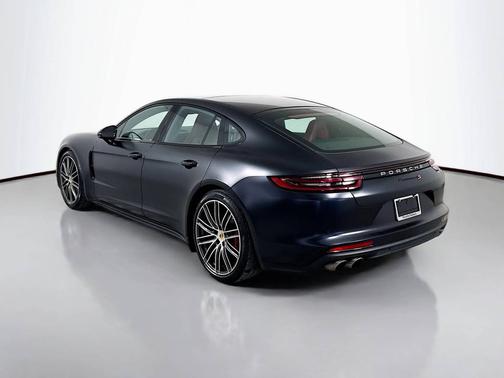 2018 Porsche Panamera 