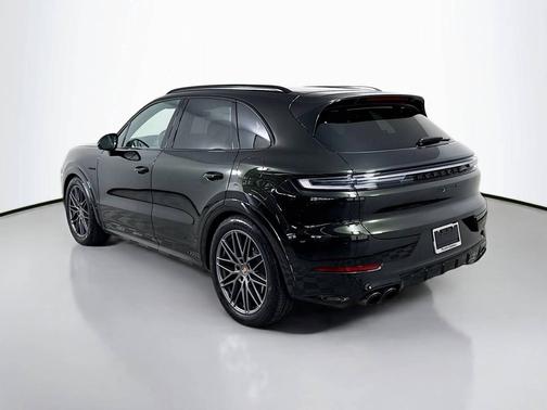 Paint to Sample: Darkolivemetallic 2026 Porsche Cayenne