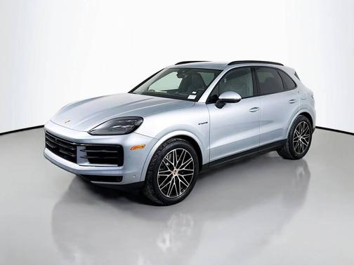 Dolomite Silver Metallic 2026 Porsche Cayenne