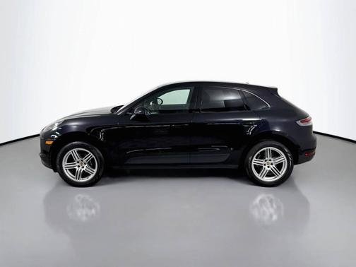 Jet Black Metallic 2021 Porsche Macan