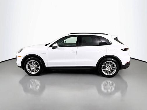 Carrara White Metallic 2026 Porsche Cayenne
