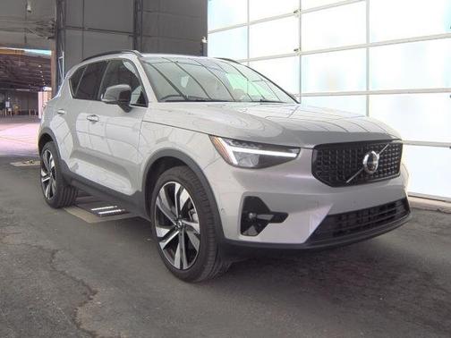 2025 Volvo XC40 B5 Plus Dark Theme