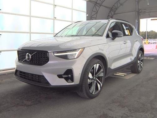2025 Volvo XC40 B5 Plus Dark Theme
