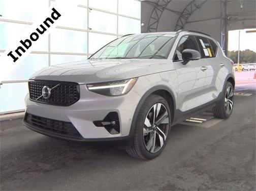 2025 Volvo XC40 B5 Plus Dark Theme