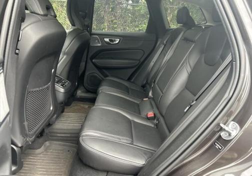 Platinum Gray Metallic 2023 Volvo XC60 B5 Ultimate Bright Theme