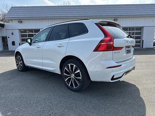 Crystal White 2023 Volvo XC60 Plus