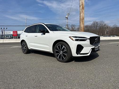 Crystal White 2023 Volvo XC60 Plus