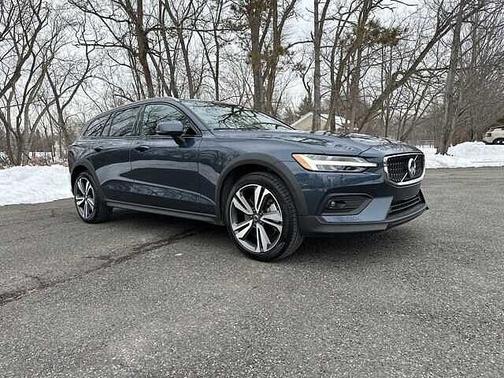 2025 Volvo V60 Cross Country Plus