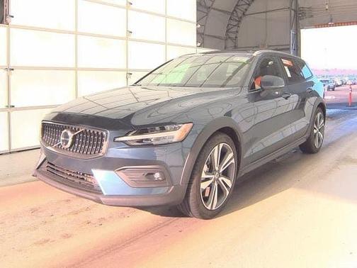 2025 Volvo V60 Cross Country Plus