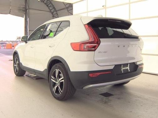 2025 Volvo XC40 B5 Core Bright Theme