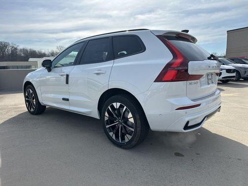 Crystal White Metallic 2026 Volvo XC60 B5 Plus
