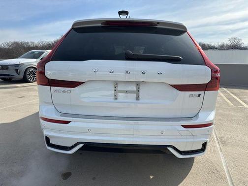 Crystal White Metallic 2026 Volvo XC60 B5 Plus