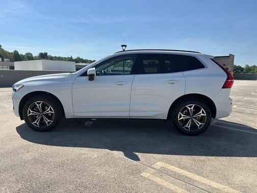 Ice White 2022 Volvo XC60 B5 Momentum