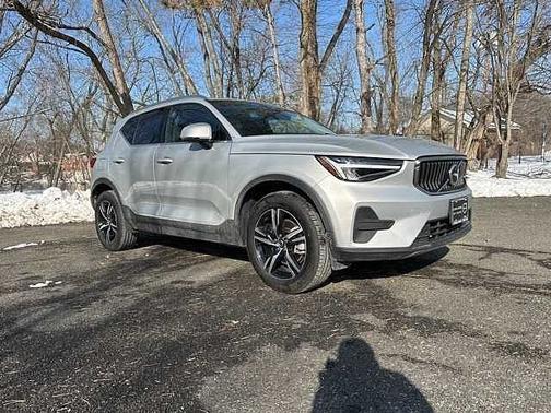 2025 Volvo XC40 Core