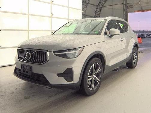 2025 Volvo XC40 Core