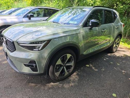 Sage Green Metallic 2025 Volvo XC40 B5 Plus Dark Theme