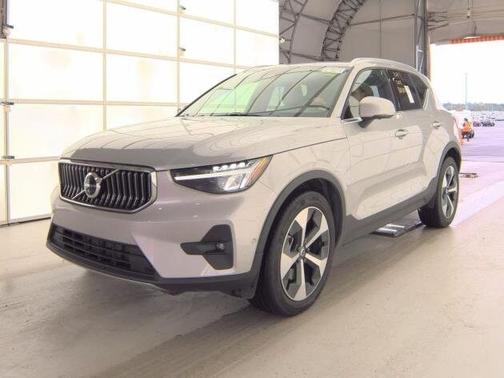 2025 Volvo XC40 B5 Plus Bright Theme