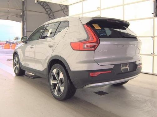 2025 Volvo XC40 B5 Plus Bright Theme