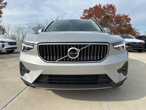 2025 Volvo XC40 B5 Plus Bright Theme