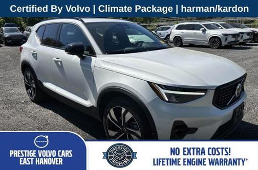 Crystal White Metallic 2024 Volvo XC40 B5 Plus Dark Theme
