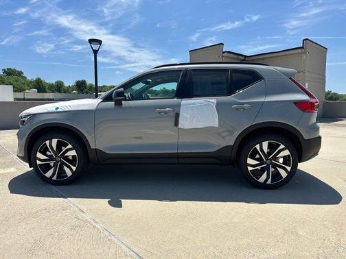 Metallic 2026 Volvo XC40 B5 Plus