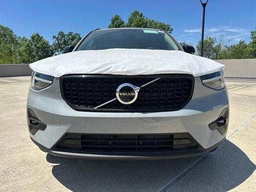 Metallic 2026 Volvo XC40 B5 Plus