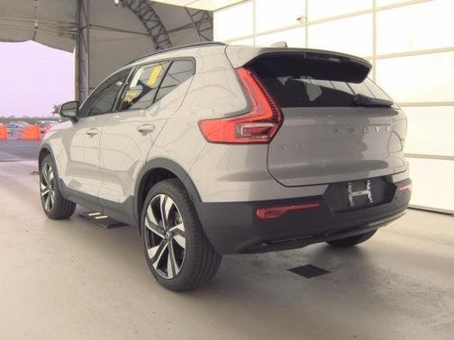 2025 Volvo XC40 B5 Plus Dark Theme