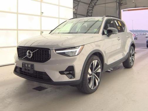 2025 Volvo XC40 B5 Plus Dark Theme
