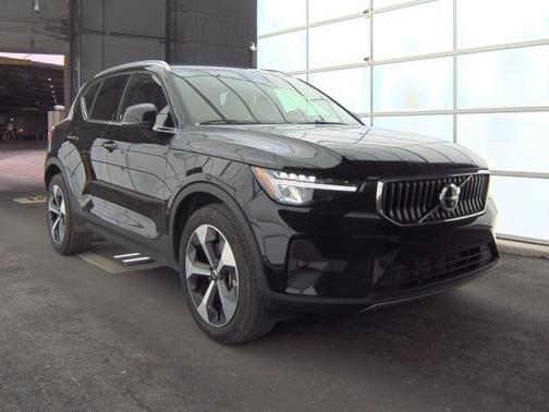 2025 Volvo XC40 B5 Plus Bright Theme