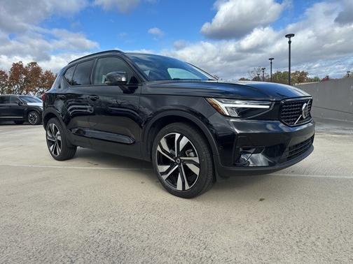 2025 Volvo XC40 B5 Plus Dark Theme