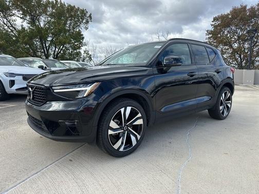 2025 Volvo XC40 B5 Plus Dark Theme