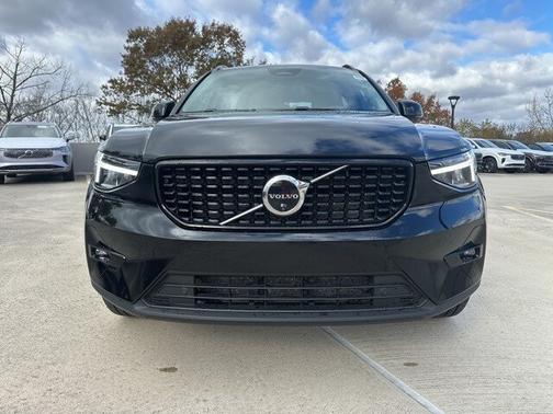 2025 Volvo XC40 B5 Plus Dark Theme