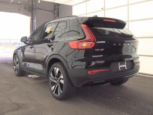 2025 Volvo XC40 B5 Plus Dark Theme