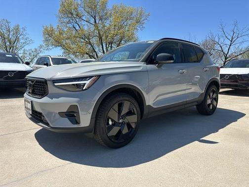 Metallic 2026 Volvo XC40 B5 Ultra Black Edition