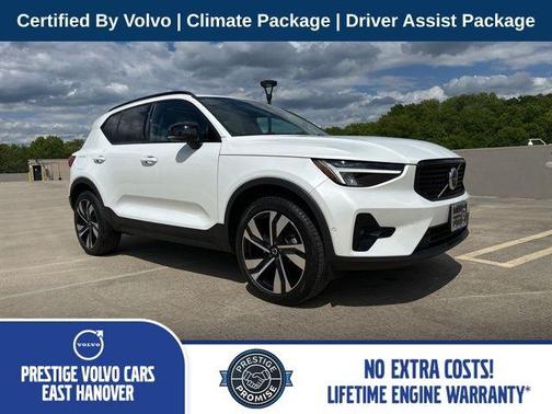 Crystal White Metallic 2023 Volvo XC40 B5 Plus Dark Theme